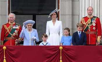 Elizabeth II junto a su hijo Charles, el príncipe William, Kate Middleton y sus bisnietos