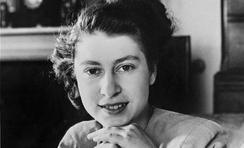 En esta foto de archivo tomada el 18 de abril de 1947, el retrato oficial de la princesa Isabel de Gran Bretaña (futura reina Isabel II) fue tomado tres días antes de cumplir 21 años en Londres.