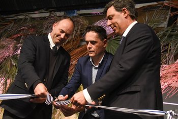 Rafael Ferber, Federico Graña y Fernando Mattos durante el corte de cinta, inaugurando la Expo Prado 2022.