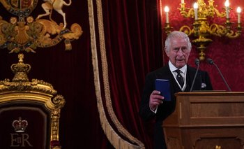 El rey Carlos III hace su declaración durante una reunión del Consejo de Adhesión dentro del Palacio de St James en Londres