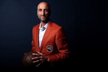 Manu Ginóbili con el saco anaranjado por ingresar al Salón de la Fama de la NBA