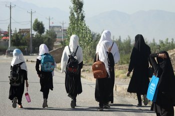 Mujeres de Afganistán se dirigen a sus centros educativos