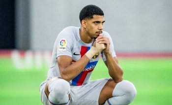 Ronald Araujo rezando en pleno partido entre Barcelona y Cádiz, por el aficionado rival que tuvo un paro cardíaco en pleno encuentro
