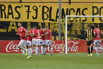 Luis Acevedo marcó el 1-0 y lo celebra todo Rentistas