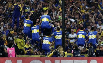 Siete jugadores de Boca, entre ellos, Darío Benedetto, celebran el gol del goleador