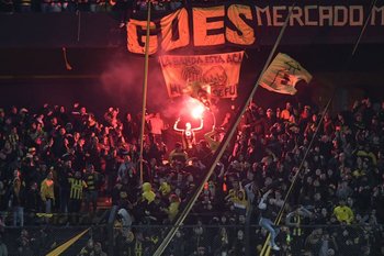 Los hinchas de Peñarol encendieron una bengala en la tribuna