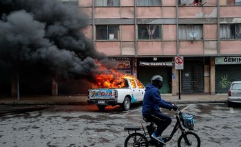 Un auto de la municipalidad prendido fuego tras encuentros entre la policía y los manifestantes en Santiago de Chile, por el 20220911 - Protestas en Chile durante el 49º aniversario del golpe de Estado