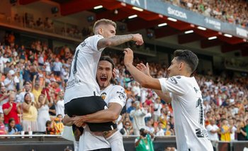 Cavani saluda a Samuel Castillejo por el 1-0 de Valencia ante Celta