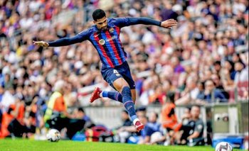 El salto de Ronald Araujo para evitar pisar el escudo de Barcelona