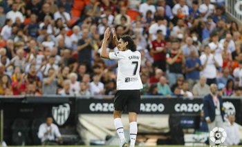Edinson Cavani se fue aplaudido de Mestalla en su debut con la camiseta de Valencia