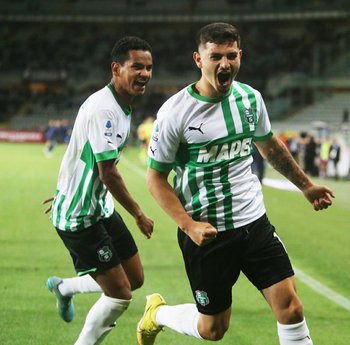 El Canario Agustín Álvarez Martínez celebra su golazo para Sassuolo ante Torino