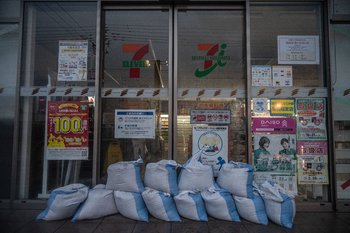 Miles de japoneses se refugian ante la llegada de un peligroso tifón