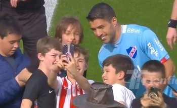 Luis Suárez y los niños hinchas de River Plate