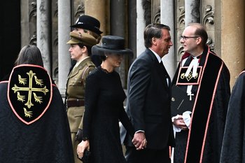 El presidente de Brasil, Jair Bolsonaro, y su esposa asisten al funeral de la reina Isabel II