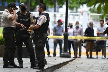 La Policía ecuatoriana trabaja en la escena del crimen donde fue asesinado el fiscal Édgar Escobar