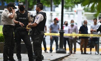 Policías trabajan luego de un atentado en Ecuador. (Archivo)