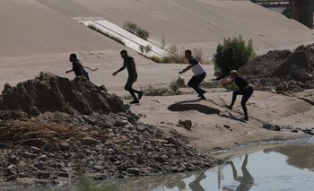 Inmigrantes venezolanos corren tras cruzar la frontera de Río Bravo y entrar a Estados Unidos