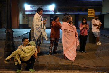 Personas en México esperan en la calle tras el terremoto de 6.9 grados ocurrido en ese país este miércoles
