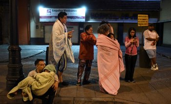 Personas en México esperan en la calle tras el terremoto de 6.9 grados ocurrido en ese país este miércoles