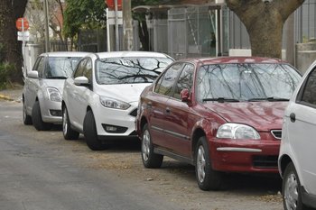 Archivo, autos en calles de Montevideo