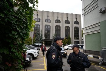 Policías custodian la embajada de Donetsk en Moscú