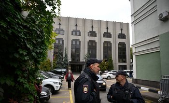 Policías custodian la embajada de Donetsk en Moscú