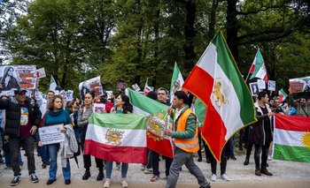 Manifestantes protestan contra el régimen iraní en La Haya
