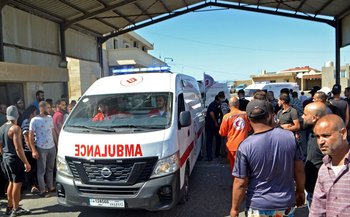 Las ambulancias a la espera de los cuerpos de los migrantes