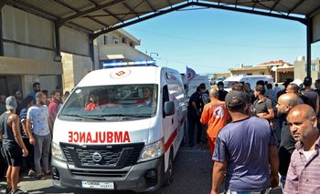 Las ambulancias a la espera de los cuerpos de los migrantes
