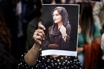 Un manifestante sostiene un retrato de Mahsa Amini durante una manifestación en su apoyo frente a la embajada iraní en Bruselas el 23 de septiembre de 2022.