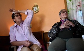 Graciela, la mamá de Sergio Rochet, junto a la abuela del jugador, sufrieron el partido de Uruguay ante Irán