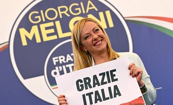 Meloni tuiteó: "Aquí está el equipo de gobierno que, con orgullo y sentido de responsabilidad, servirá a Italia. Ahora, a trabajar rápidamente"