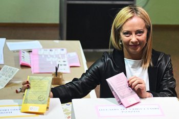 Giorgia Meloni, electa primera ministra de Italia, mientras votaba este domingo 25 en los comicios de Italia