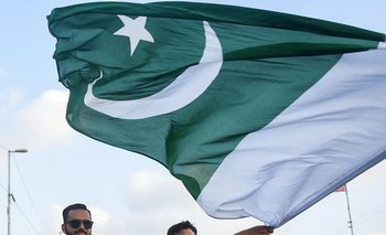 Una persona sostiene la bandera de Pakistán