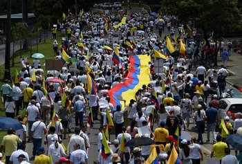 Cientos de colombianos se manifiestan en las calles