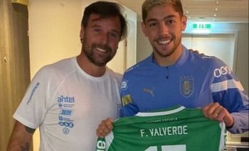 Federico Valverde y Fernando Cavenaghi con la camiseta de Racing