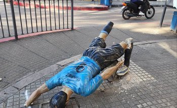 Así quedó la estatua de Luis Suárez en Salto luego de los festejos de los hinchas de Peñarol por su 131 aniversario