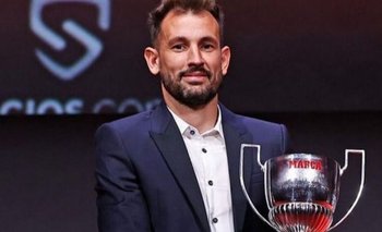 Cristhian Stuani muestra orgulloso el trofeo de máximo goledor de la Segunda división española