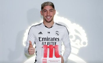 Fede Valverde con el premio al Jugador Cinco Estrellas Mahou de setiembre 2022