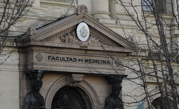 Fachada de la Facultad de Medicina, Montevideo