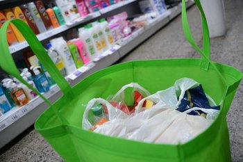 Los supermercados comenzaron a cobrar las bolsas antes de que sea obligatorio