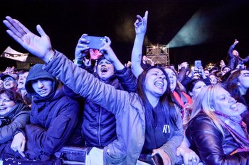 El público en la primera fila del Cosquín Rock de 2019