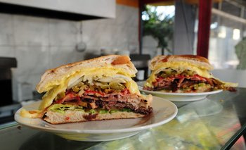 El chivito pelea por su lugar en el top 10 de los mejores sándwiches del mundo