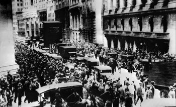 Una multitud reunida ante la bolsa de Wall Street el 24 de octubre de 1929