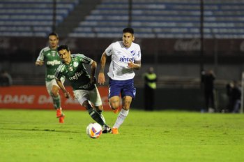 Mathías Olivera en un amistoso de pretemporada ante Palmeiras