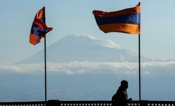 Banderas de Armenia en un puente con vistas al Monte Ararat