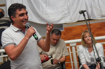 Archivo. El intendente de Salto, Andrés Lima, durante un discurso; detrás están los intendentes Yamandú Orsi y Carolina Cosse