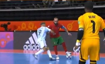 La piña en el estómago de Borruto a un portugués que le costó la expulsión en la final del Mundial de futsal