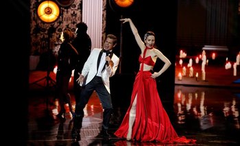 Carlos Baute y Natalia Oreiro en el escenario de los premios Platino