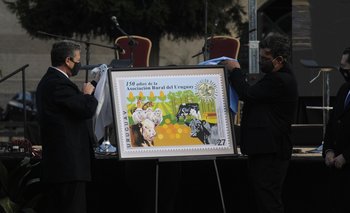 Rafael Navarrine, presidente del Correo Uruguayo, y Gonzalo Valdés, presidente de ARU, descubrieron el sello postal.